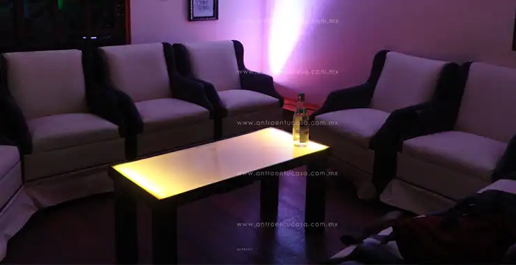 Mesa para fiestas iluminada