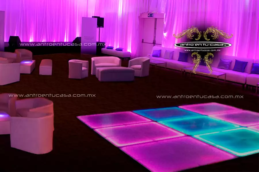 Fiesta lounge con pista de baile iluminada